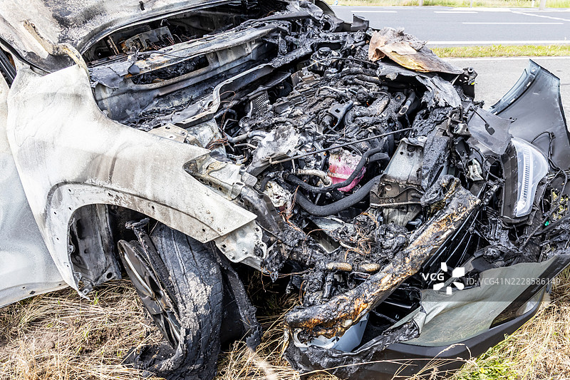 交通事故后烧毁汽车残骸的发动机图片素材
