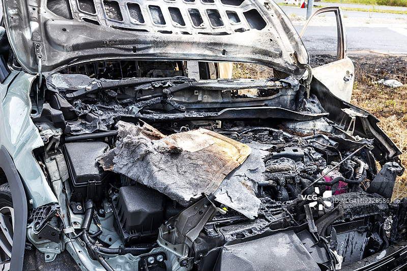 交通事故后烧毁汽车残骸的发动机图片素材