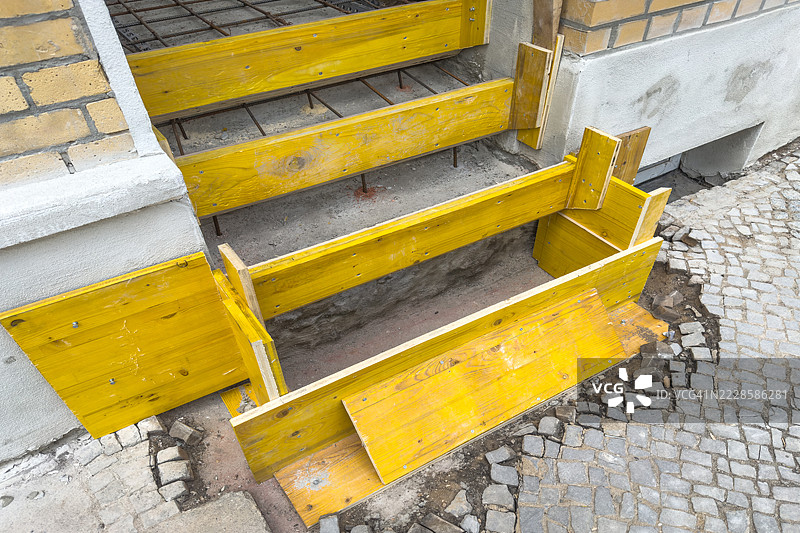 建筑工地上新混凝土楼梯的模板图片素材