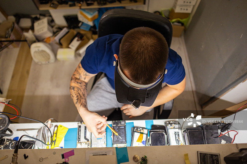年轻技术员的工作台图片素材
