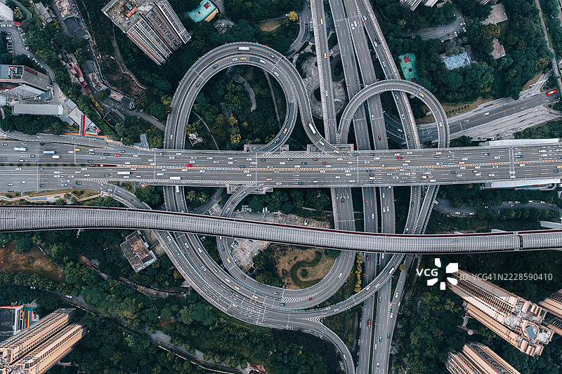 现代智能城市中生态意识高速公路基础设施的鸟瞰图图片素材