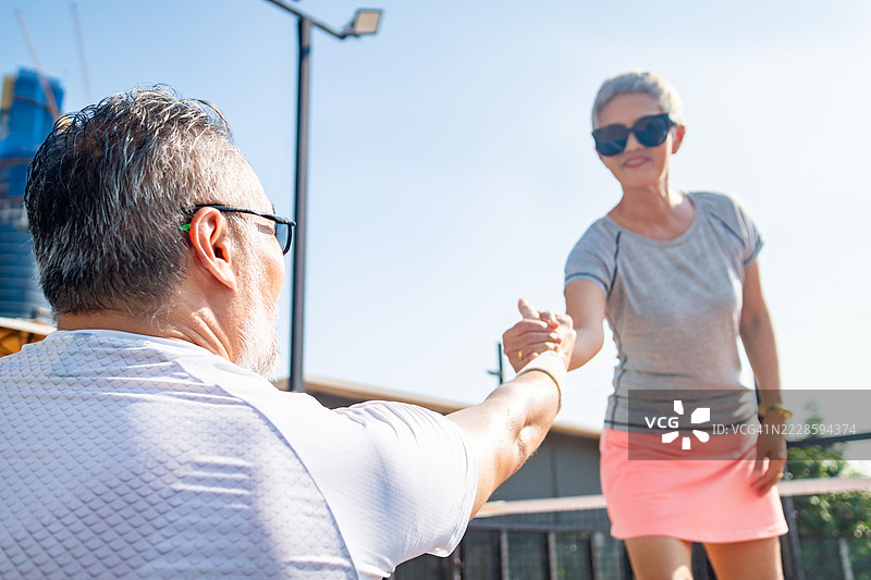 队友在场上互相支持图片素材