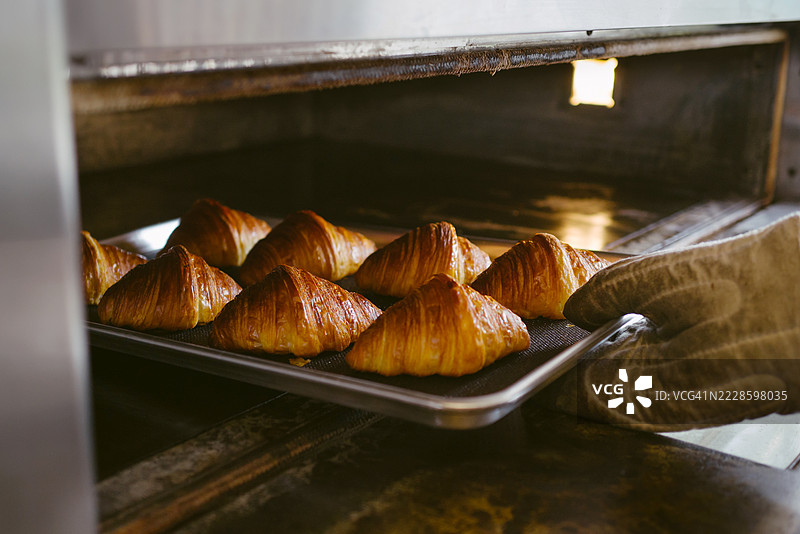 新鲜出炉的可颂面包图片素材