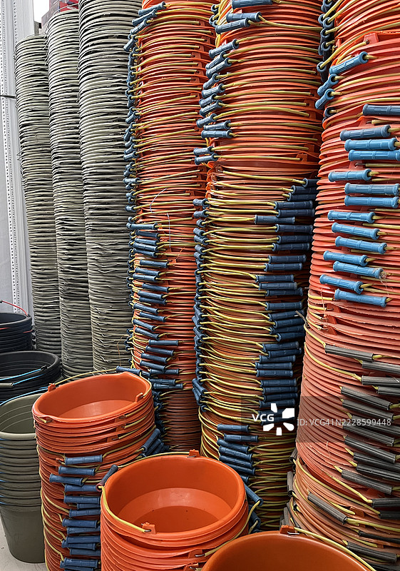 商店里五颜六色的塑料桶堆放在一起图片素材