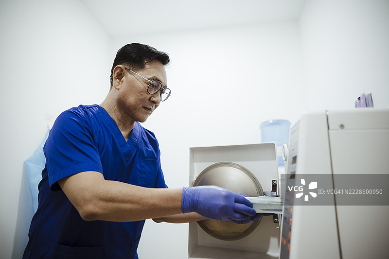 确保牙科实践中的器械无菌图片素材