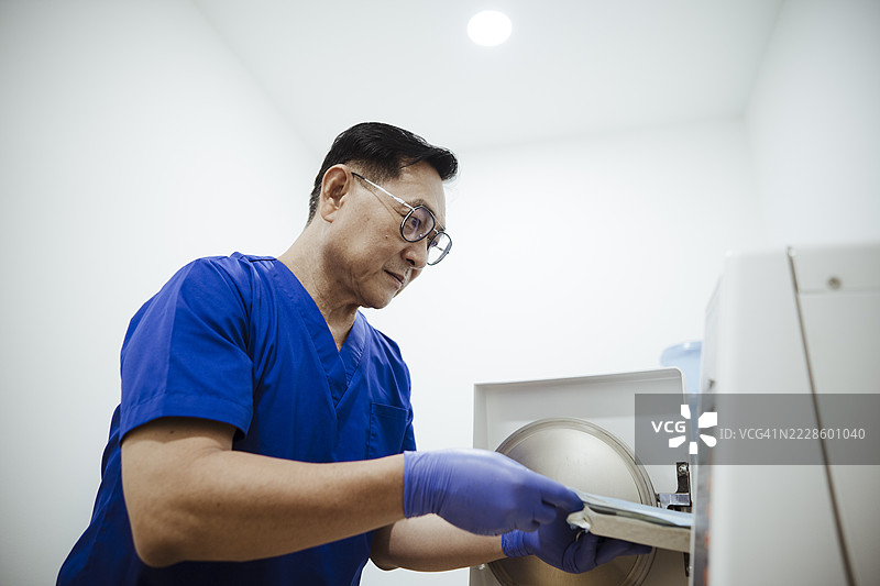 符合牙科卫生规范的高压灭菌器操作图片素材