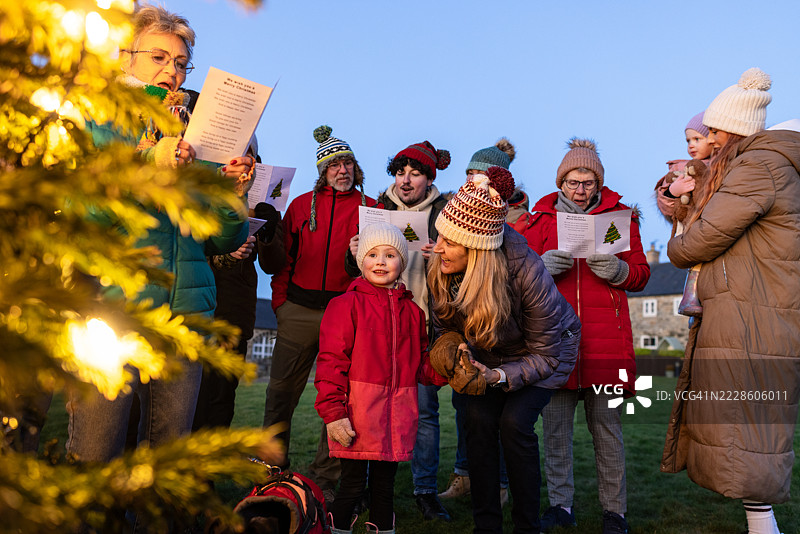 邻居们聚在一起唱圣诞颂歌图片素材