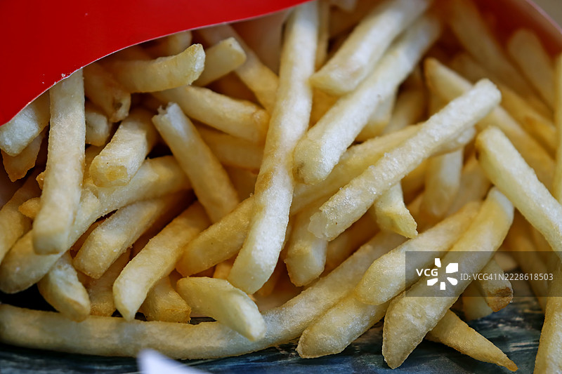 金棕色的薯条。经典小吃的特写视图图片素材