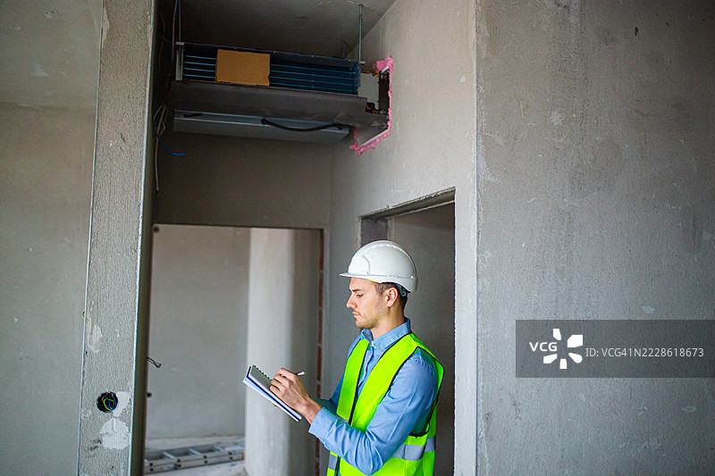 男性建筑师在施工现场图片素材
