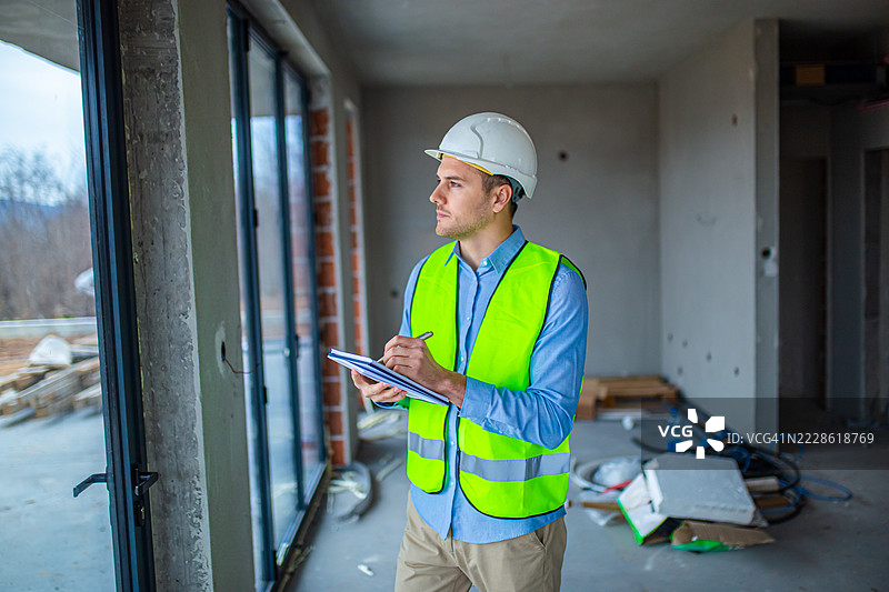 男性建筑师在施工现场图片素材