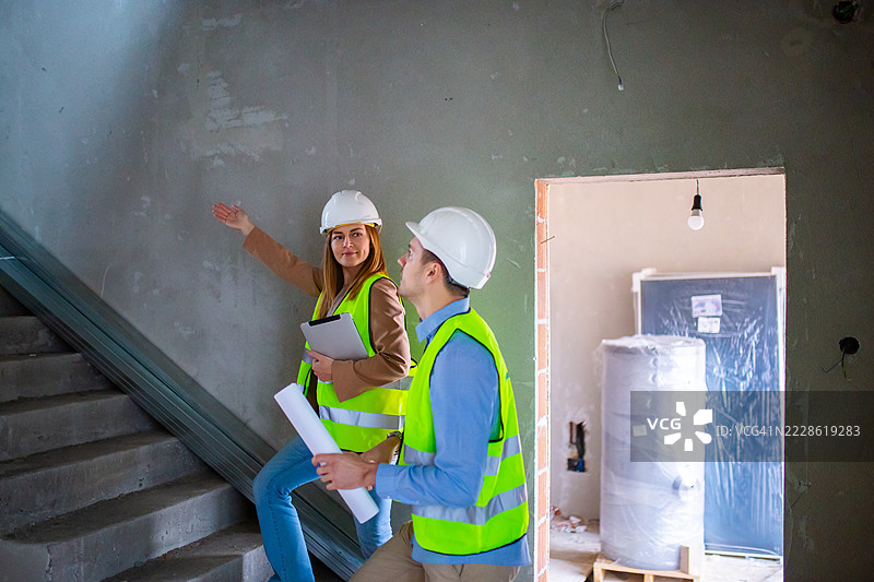 工程师团队在工地上审查施工进度图片素材