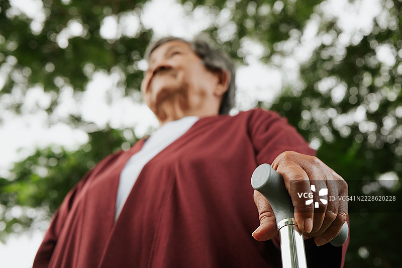 老人手持拐杖。图片素材