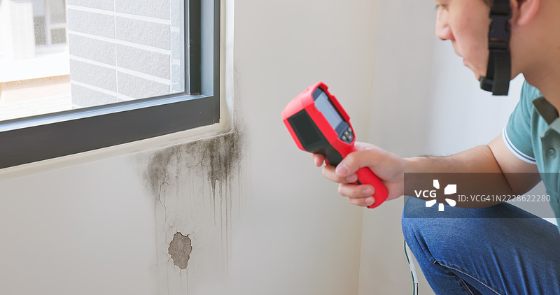 房屋检查员使用热成像仪图片素材