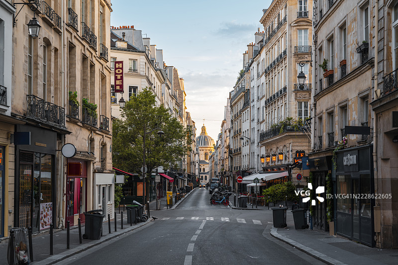 迷人的巴黎街道，拥有历史建筑和法国学院的美景，巴黎，法国图片素材