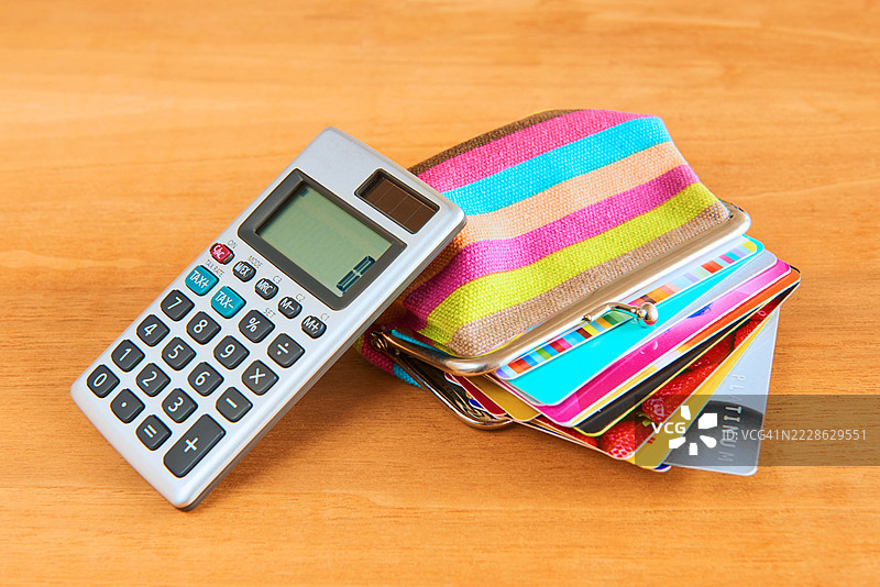 钱包里的信用卡。图片素材