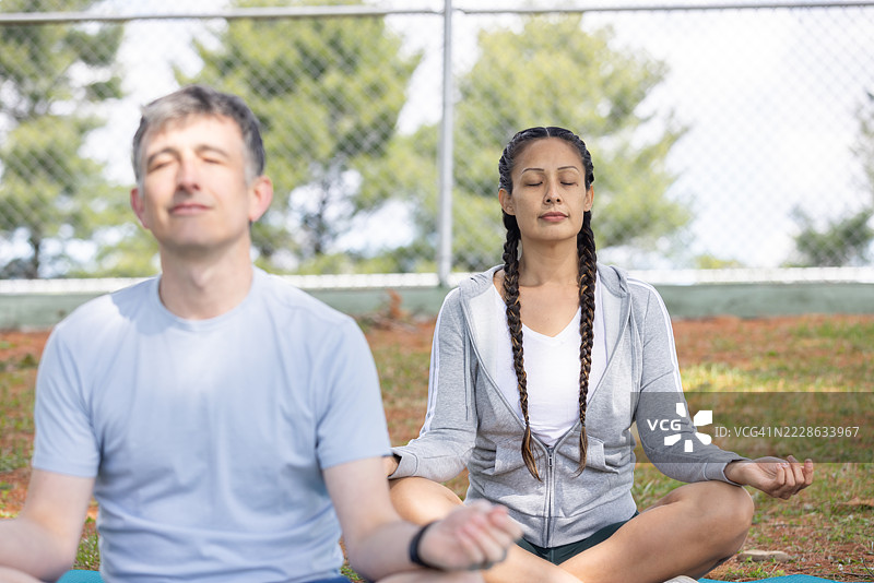 成熟夫妇在户外锻炼时冥想并享受自然图片素材