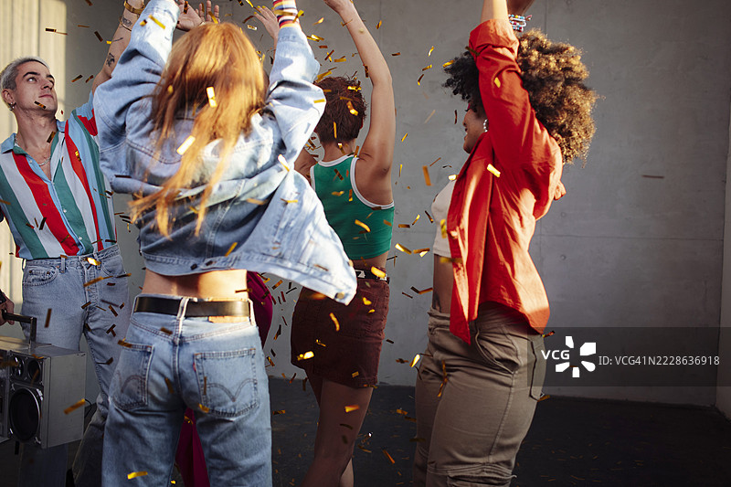 聚会上的多元朋友图片素材