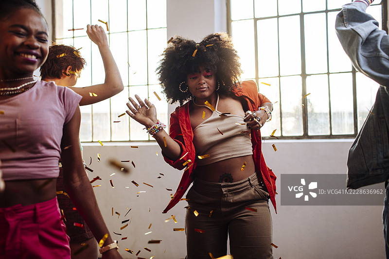 年轻朋友们在跳舞图片素材