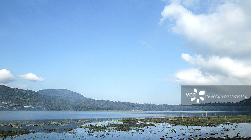 巴厘岛贝杜古尔潘查萨里村布扬湖上塔帕克山和莱松山的倒影图片素材