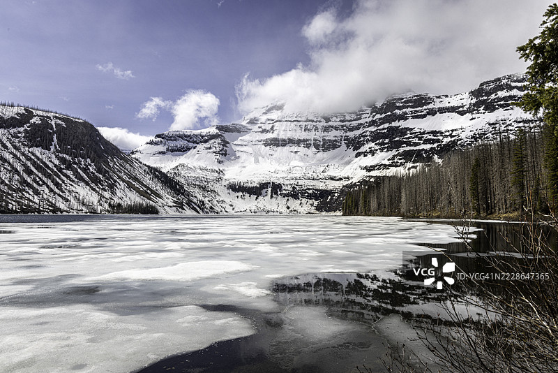 沃特顿湖国家公园春季卡梅伦湖的美丽景色，冰雪融化。图片素材