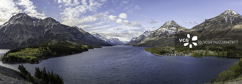 壮丽的瓦特顿湖和小镇全景，四周环绕着山脉，瓦特顿湖国家公园，阿尔伯塔省图片素材