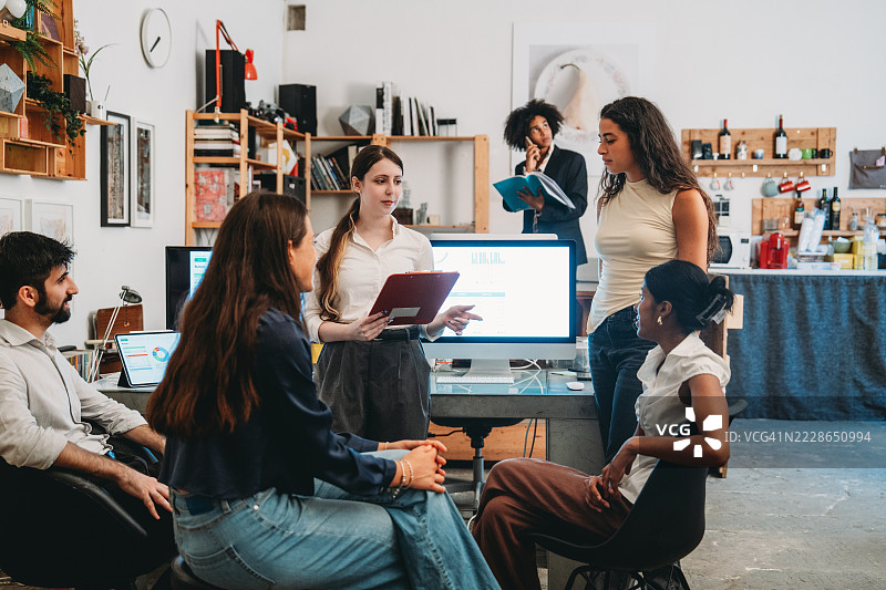 多元化团队在现代办公室进行项目讨论和演示图片素材