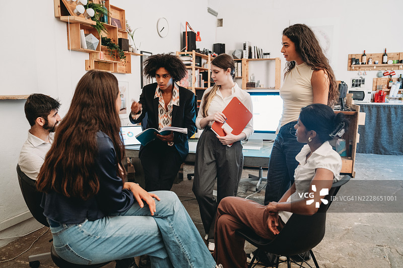 多元化团队在现代办公室的创意会议中讨论图片素材