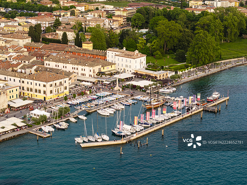 加尔达湖畔的巴尔多利诺村庄鸟瞰图图片素材