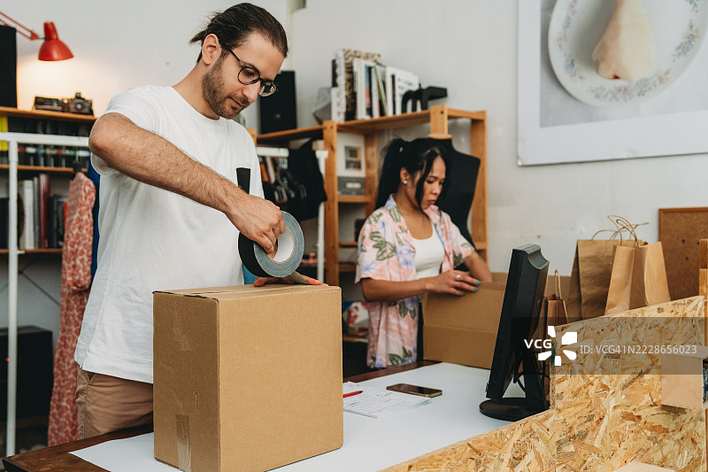 小企业主在店内打包订单图片素材
