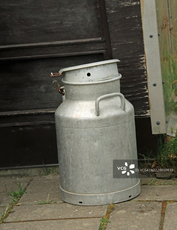 大型铝制牛奶罐带盖图片素材