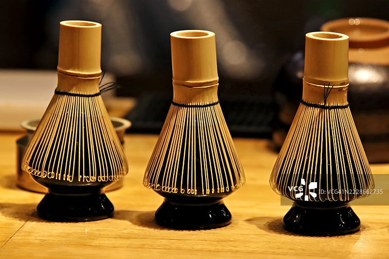 展示的抹茶 whisk。日本茶道的三件茶筅。图片素材