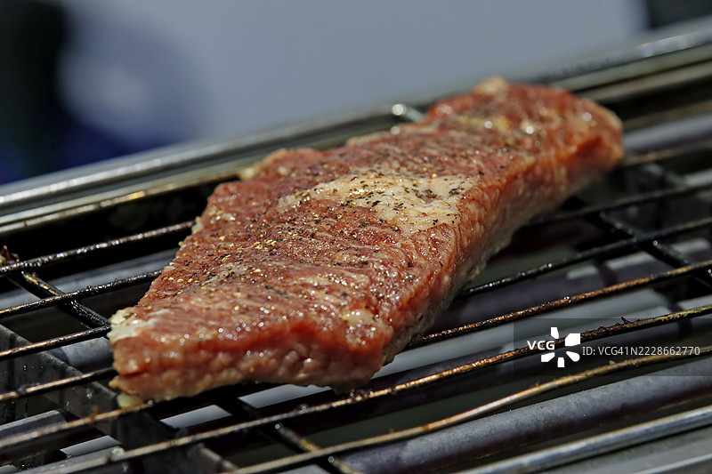 准备好烤制的生牛肉切块图片素材