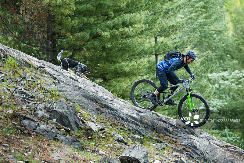 山地自行车与狗骑行图片素材
