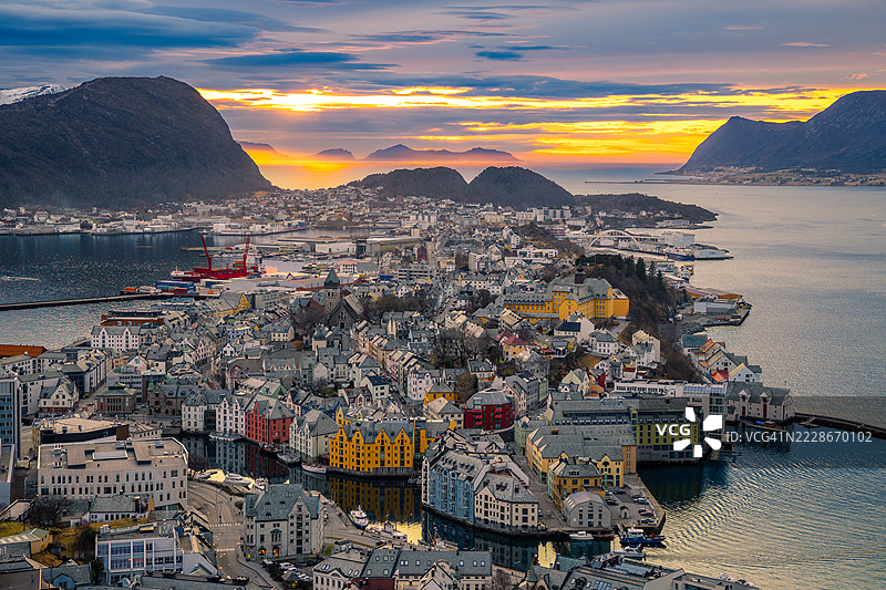 挪威罗姆斯达尔阿克斯拉山的最后一缕光线图片素材