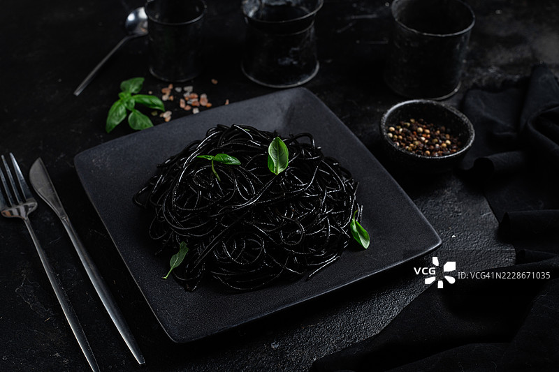 桌子上盘子里的食物特写，乌克兰图片素材