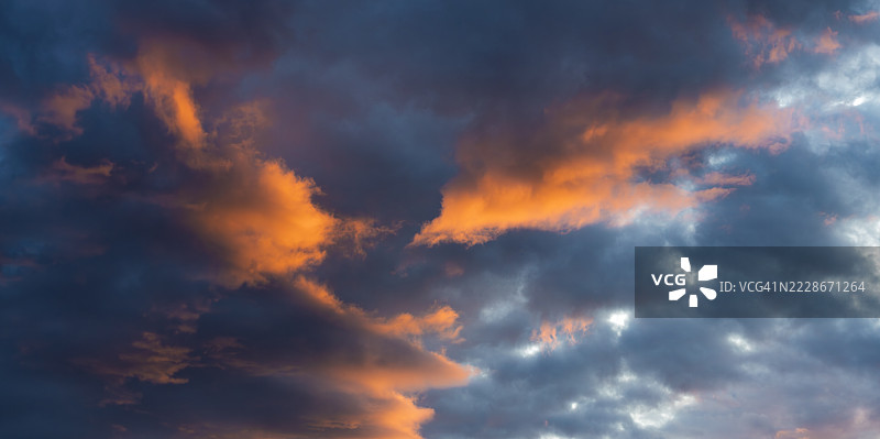 戏剧性的日落揭示了美丽的云彩，充满了生机勃勃的色彩，阿沙芬堡，巴伐利亚，德国图片素材