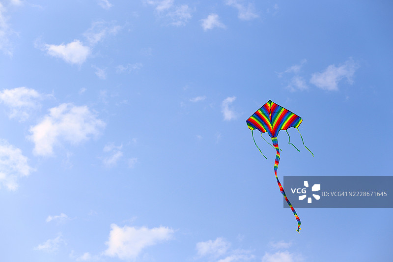 五彩斑斓的风筝在蓝天中飞翔，澳大利亚图片素材