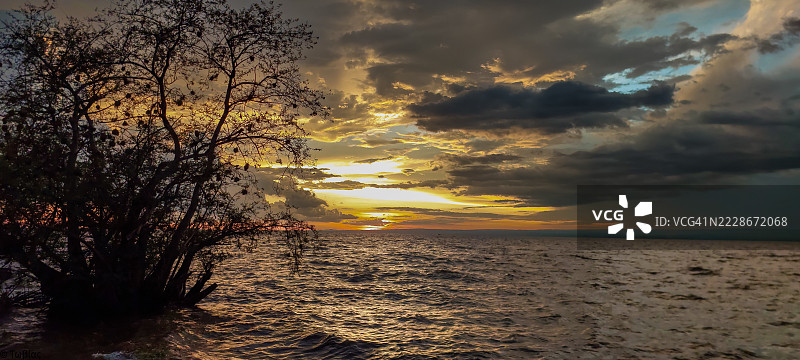 肯尼亚基苏木县橙色天空下的海景图片素材