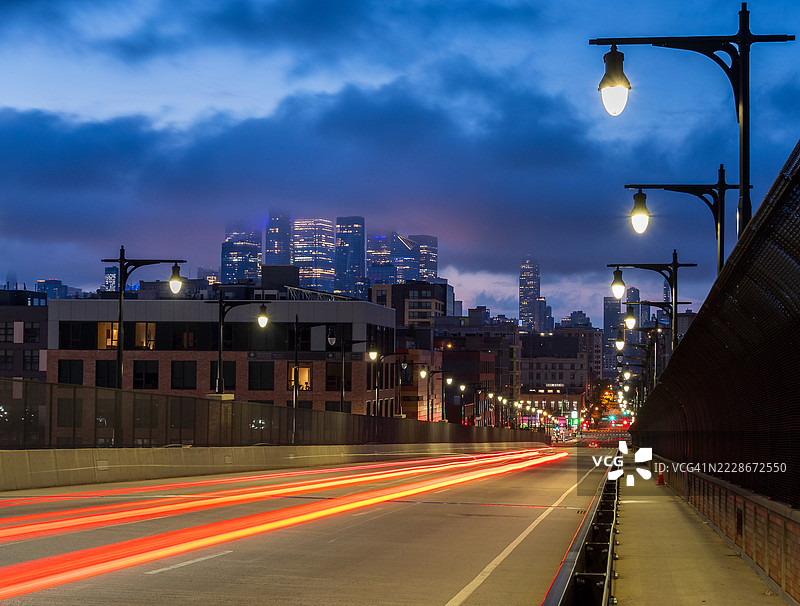 夜晚的城市街道景观，霍博肯，新泽西州，美国图片素材