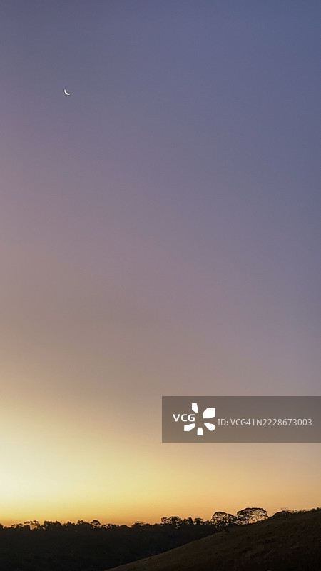 巴西日落时分清澈天空下的风景秀丽景观图片素材