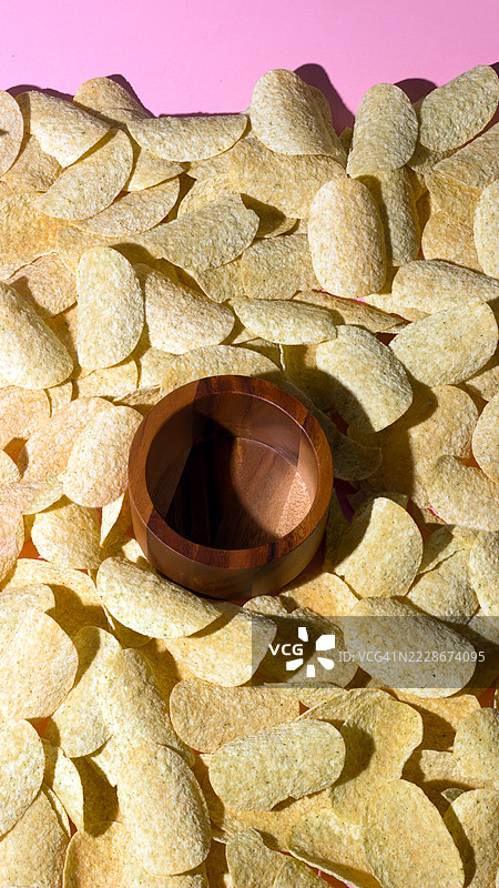 空碟子周围放着薯片图片素材