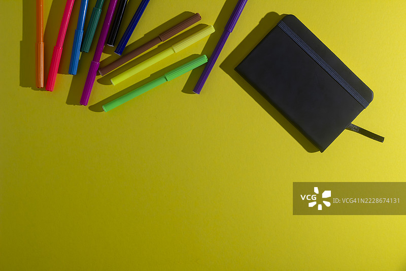 魔法8球与明亮多彩的背景壁纸图片素材