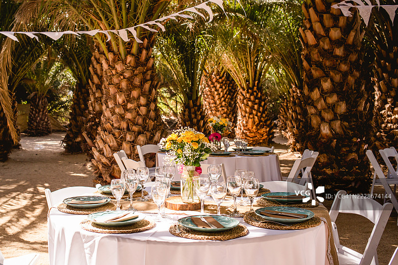 餐厅内空荡荡的椅子和桌子，智利圣地亚哥，圣地亚哥大区图片素材