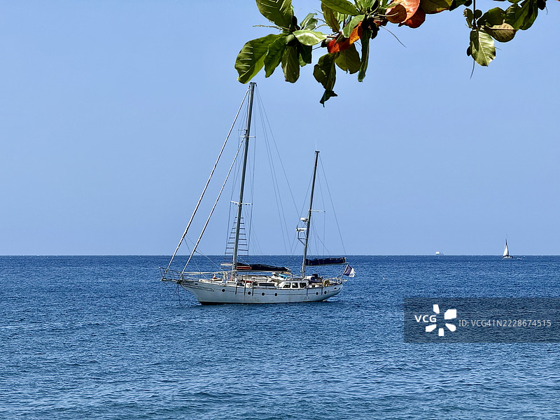清澈天空下的海景，位于瓜德罗普的古尔贝尔图片素材