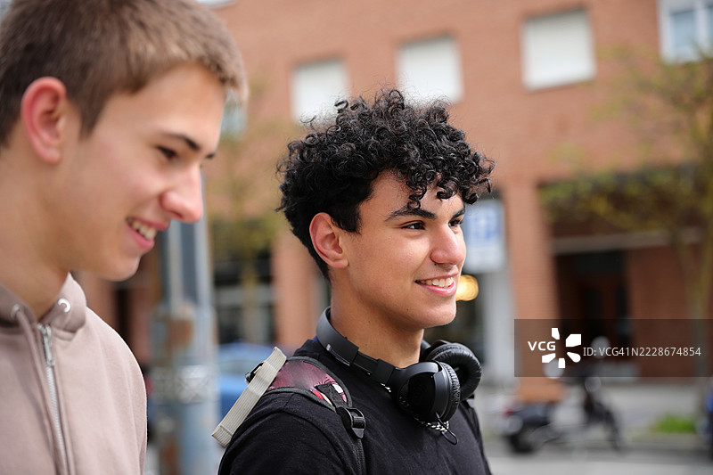 两个青少年男孩在走路，种族多样性，学生肖像，西班牙图片素材
