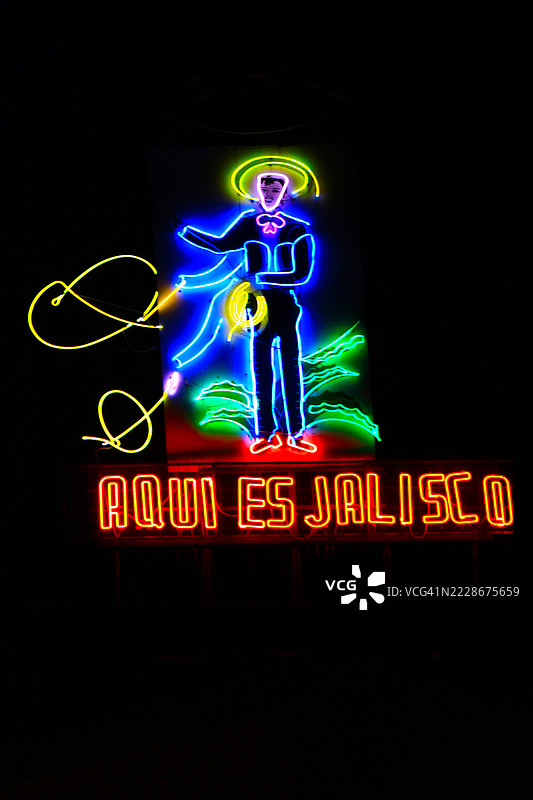 老旧复古酒吧霓虹招牌，夜晚的加里巴尔迪广场图片素材