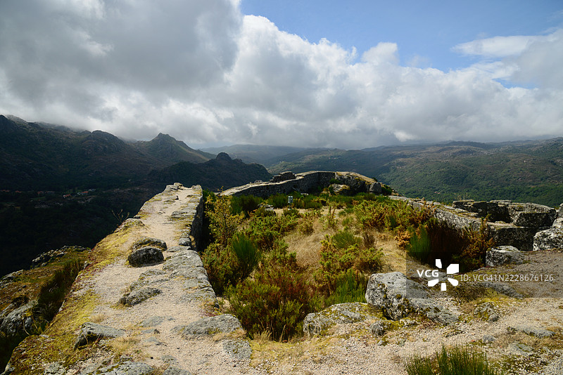 葡萄牙维亚纳·杜·卡斯特罗的天空下山脉的美丽景色图片素材