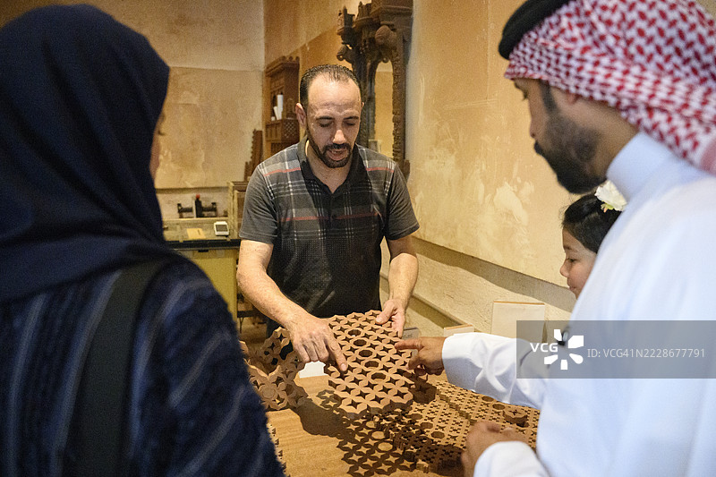 木匠在吉达老城区的阿尔巴拉德工作坊展示Rawashin木工设计图片素材