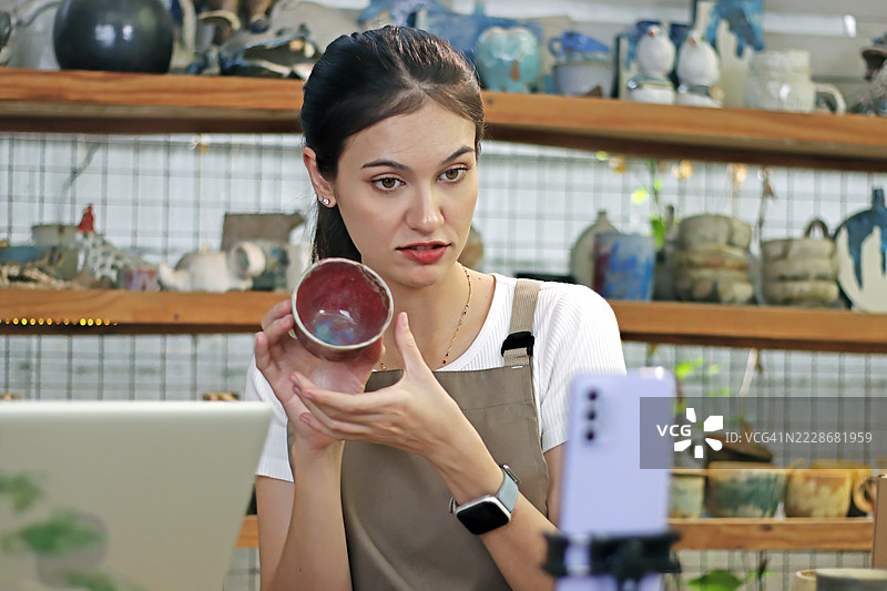 陶艺家在线展示她的作品图片素材