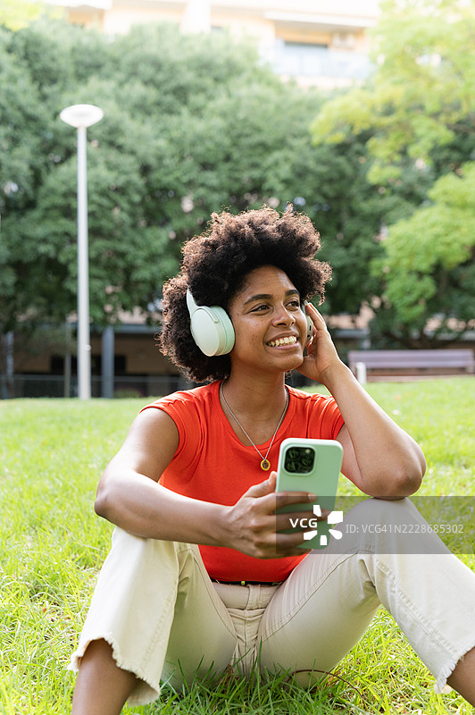 公园里听音乐的女人图片素材